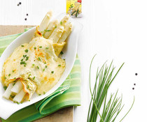 * Überbackener Schnittlauch-Pfannkuchen mit Spargel und Sauce Hollandaise