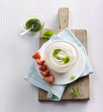 * Panna Cotta mit Pesto Dolce und Erdbeeren am Spieß