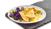 209 Zanderfilet mit Sauce Béarnaise und geschmorten Gurken und lila Kartoffeln