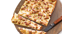 * Flammkuchen „Güldender Herbst mit Chicorée, Birnen, Hähnchenbrust & Granatapfel