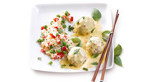 * Asia Klopse mit Risi Bisi-Reis und Salatgarnitur