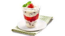 111 Stracciatella Creme mit Erdbeerpüree, Erdbeervierteln & Minze