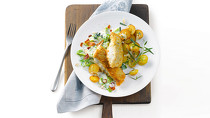 * Pannfisch in Knusperpanade mit Fruchtsenf-Sauce, Bratkartoffeln und Rahmwirsing