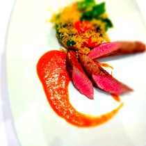 * Lammfilet mit Quinoa-Petersiliensalat und Tomaten-Zimt-Cullus